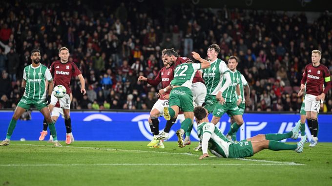 Na Spartě se VAR provinil proti prvnímu přikázání. Ale hlavní to ještě mohl zachránit Na Spartě se VAR provinil proti prvnímu přikázání. Ale hlavní to ještě mohl zachránit