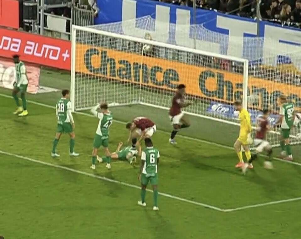 Sparťanský útočník Jan Kuchta slavil vlastní gól Jana Vondry přímo nad nešťastníkem okamžiku... Sparťanský útočník Jan Kuchta slavil vlastní gól Jana Vondry přímo nad nešťastníkem okamžiku...