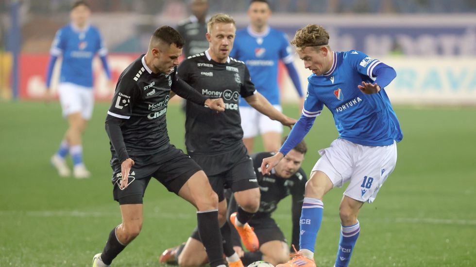 Daniel Souček z Jablonce a David Planka z Ostravy bojují o míč