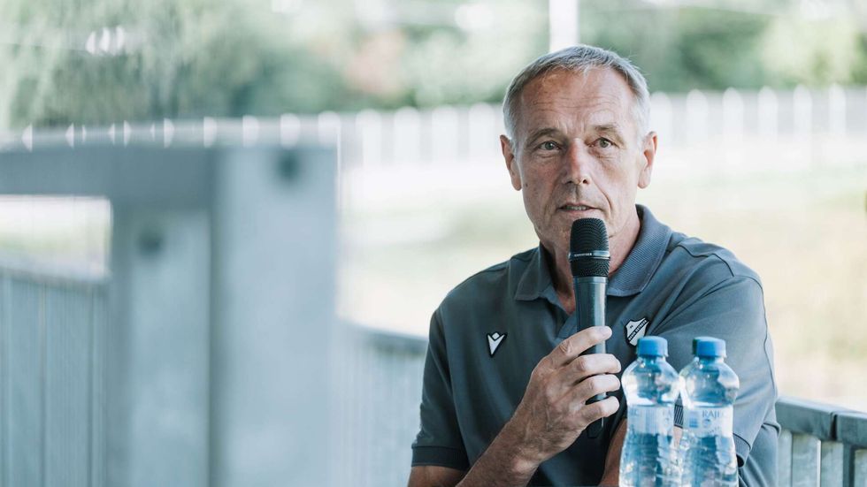 Šéf sportovního úseku Baníku Luděk Mikloško odpovídal na otázky fanoušků