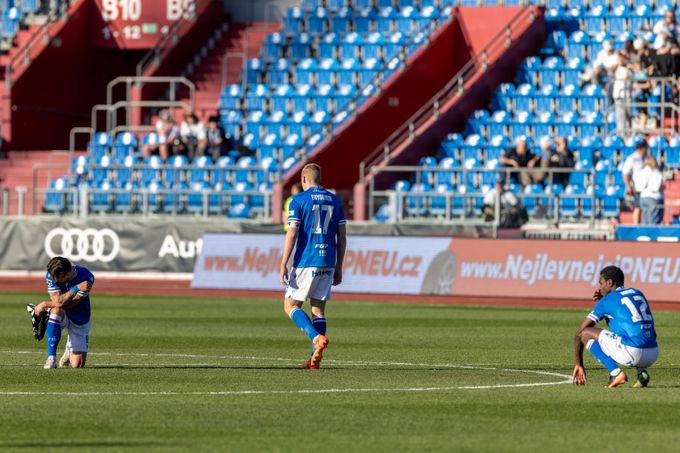 Hrozivé chvíle v Ostravě, fanoušek Plzně spadl z ochozu. Chachaři křičeli: Dresy dolů! Hrozivé chvíle v Ostravě, fanoušek Plzně spadl z ochozu. Chachaři křičeli: Dresy dolů!