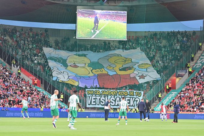 Tichý protest Tribuny Sever, drsný vzkaz Tvrdíkovi. V Edenu se skanduje i proti Juráskovi Tichý protest Tribuny Sever, drsný vzkaz Tvrdíkovi. V Edenu se skanduje i proti Juráskovi