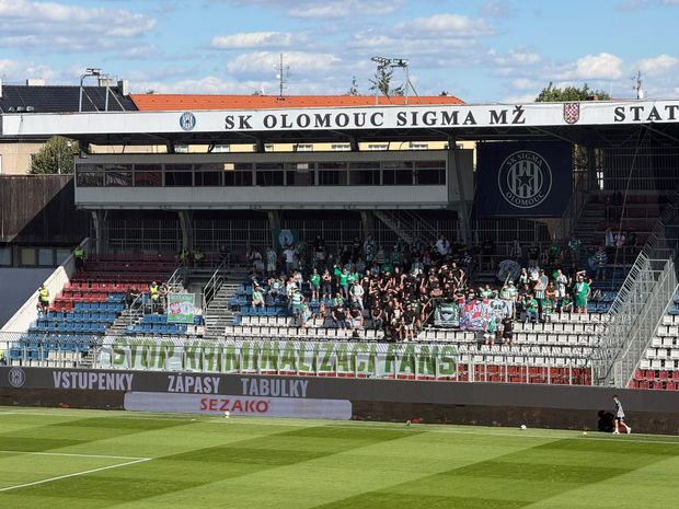 Fanoušci Bohemians na stadionu v Olomouci Fanoušci Bohemians na stadionu v Olomouci