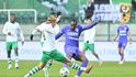 Vlasij Sinjavskij z Bohemians brání Ebrimu Singhateha z Karviné