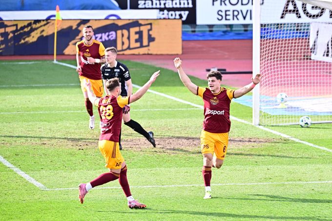 Fanoušci se divili: Tohle že je Dukla?! Šustr konečně zabodoval, hráče bere na soustředění Fanoušci se divili: Tohle že je Dukla?! Šustr konečně zabodoval, hráče bere na soustředění