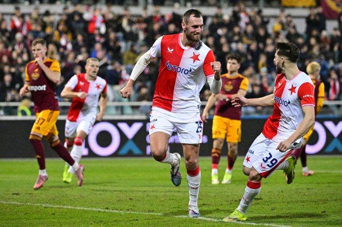 SESTŘIH: Dukla - Slavia 0:2. Radost oslavence i trápícího se Kušeje. Chorému to dál pálí SESTŘIH: Dukla - Slavia 0:2. Radost oslavence i trápícího se Kušeje. Chorému to dál pálí