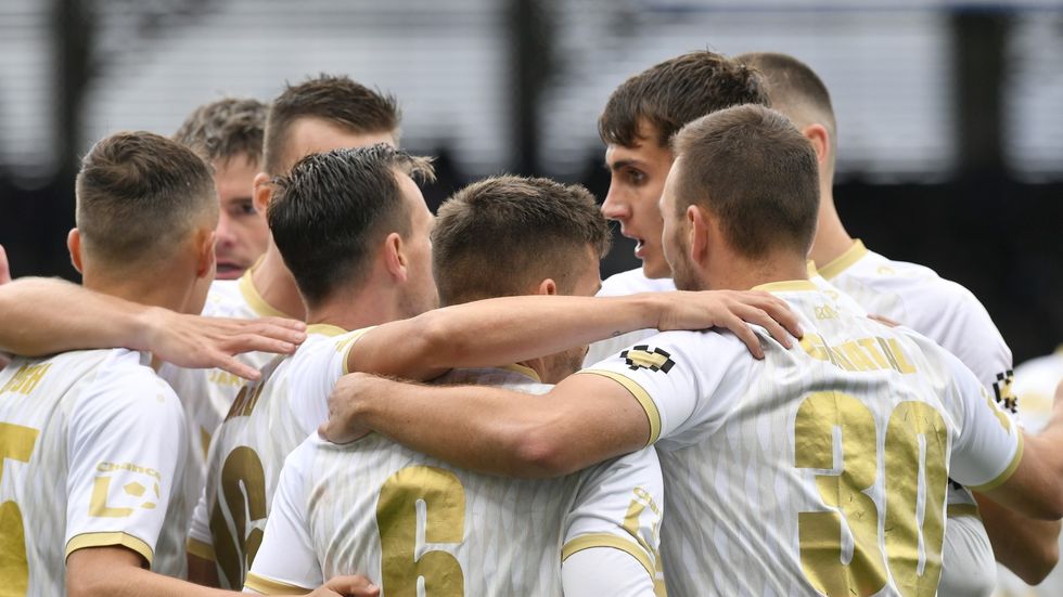 Hradečtí fotbalisté se radují z gólu Václava Pilaře, který v 50. minutě poslal hosty podruhé do vedení