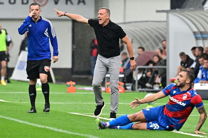 Jablonecký kouč Luboš Kozel během utkání na hřišti Plzně Jablonecký kouč Luboš Kozel během utkání na hřišti Plzně