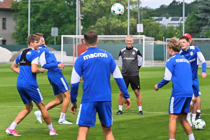 Hyský driluje Plzeň. Musí to být ťip ťop, říká Kabongo. Trénují reprezentanti i Panoš Hyský driluje Plzeň. Musí to být ťip ťop, říká Kabongo. Trénují reprezentanti i Panoš