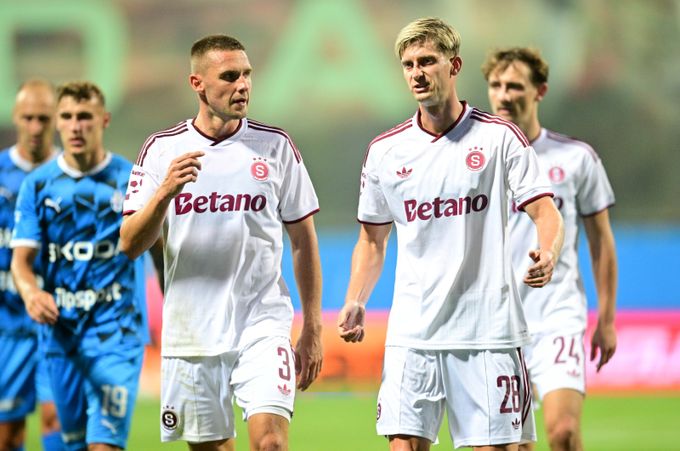 Sparťané si vyslechli od fanoušků. Zasloužený kouř, líčil Zelený. Experta nezaujal Kuol Sparťané si vyslechli od fanoušků. Zasloužený kouř, líčil Zelený. Experta nezaujal Kuol