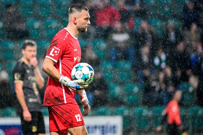 Hřích a vykoupení Zadražila: Šílenej gól, nechci se na to dívat. Pak chytil penaltu Hřích a vykoupení Zadražila: Šílenej gól, nechci se na to dívat. Pak chytil penaltu