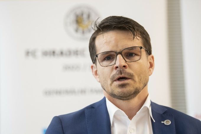 Divná nálada v Hradci! Klub ztrácí klíčovou postavu, vydal plošný zákaz mluvit o Sabouovi Divná nálada v Hradci! Klub ztrácí klíčovou postavu, vydal plošný zákaz mluvit o Sabouovi