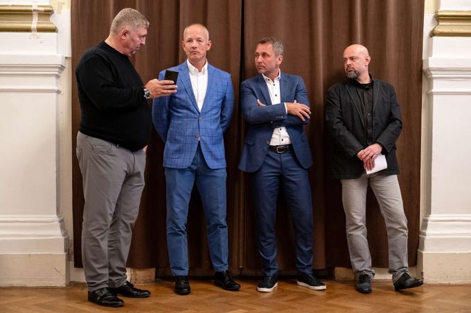 Noví majitelé Hradce: miliardář Tomek, Nedvěd s Ulichem i bývalý obchodní ředitel Slavie Noví majitelé Hradce: miliardář Tomek, Nedvěd s Ulichem i bývalý obchodní ředitel Slavie