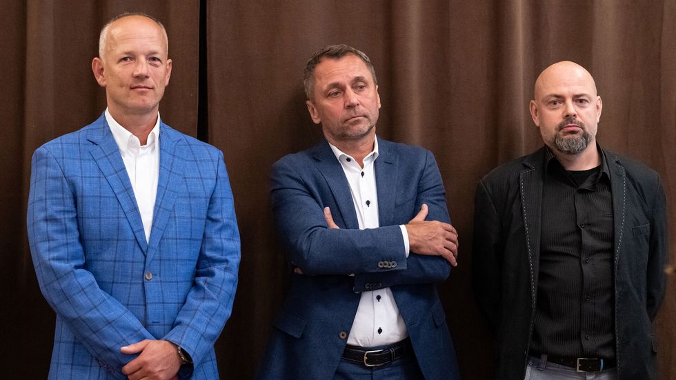 Zleva spolumajitelé firmy Fotbal HK 1905 Ondřej Tomek, Ivo Ulich a Radek Šenk na zasedání zastupitelstva Hradce Králové při projednávání prodeje 89 procent akcií městského fotbalového klubu FC Hradec Králové