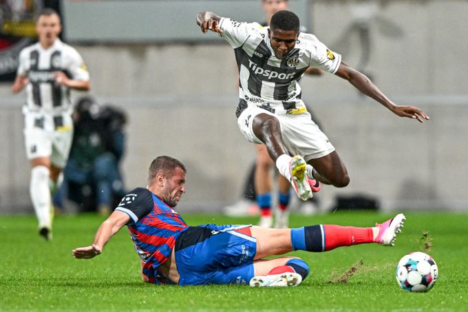 Hradec Králové - Plzeň 0:0. Bezgólová remíza, Vavro po ostrém faulu na Umara vyloučen Hradec Králové - Plzeň 0:0. Bezgólová remíza, Vavro po ostrém faulu na Umara vyloučen