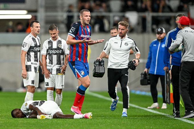 Hradec Králové - Plzeň 0:0. Bezgólová remíza, Vavro po ostrém faulu na Umara vyloučen Hradec Králové - Plzeň 0:0. Bezgólová remíza, Vavro po ostrém faulu na Umara vyloučen