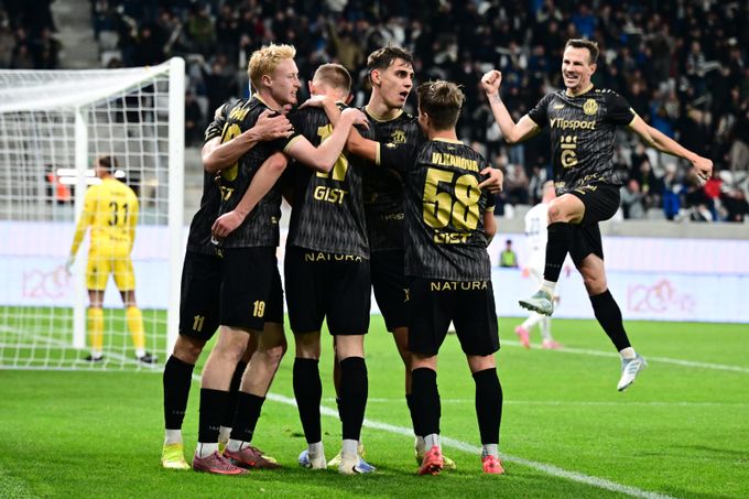 ONLINE: Hradec - Slovácko 4:0, druhý gól Slončíka. Bohemians vedou nad Zlínem ONLINE: Hradec - Slovácko 4:0, druhý gól Slončíka. Bohemians vedou nad Zlínem