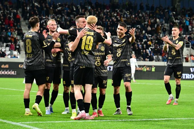 ONLINE: Hradec - Slovácko 3:0, Mihálik navyšuje. Bohemians vedou nad Zlínem ONLINE: Hradec - Slovácko 3:0, Mihálik navyšuje. Bohemians vedou nad Zlínem