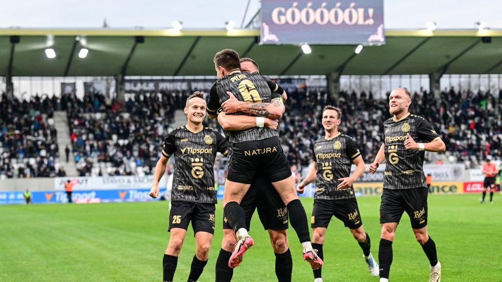 Hráči Hradce Králové slaví gól Václava Pilaře proti Slovácku