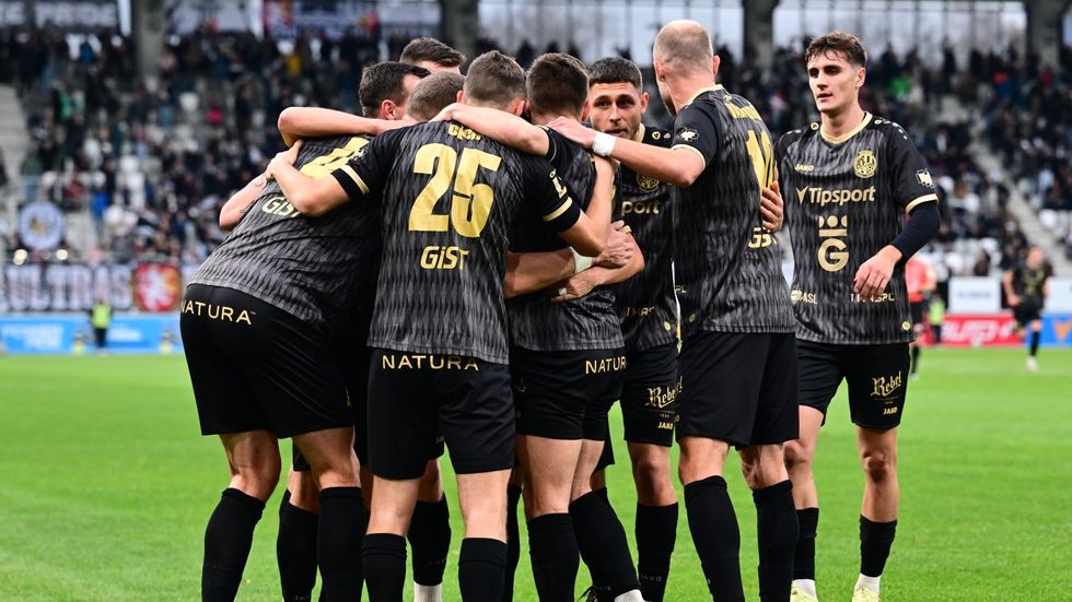 Fotbalisté Hradce Králové se radují z branky Václava Pilaře proti Slovácku