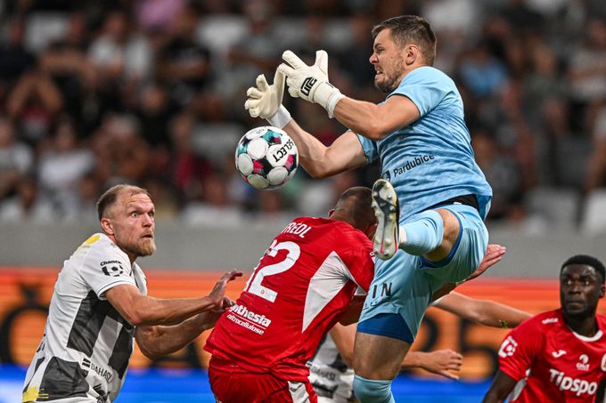 Derby na východě Čech rozsekli brankáři: Mandousovi vypadl míč. Dáreček, kabonil se Trousil Derby na východě Čech rozsekli brankáři: Mandousovi vypadl míč. Dáreček, kabonil se Trousil