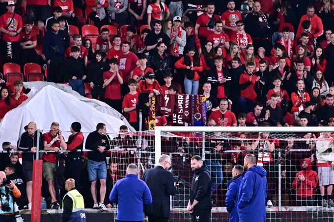 Slavia ty debily na tribuně tolerovala a papiňák bouchnul. Tvrdík je vycvičenej z politiky Slavia ty debily na tribuně tolerovala a papiňák bouchnul. Tvrdík je vycvičenej z politiky