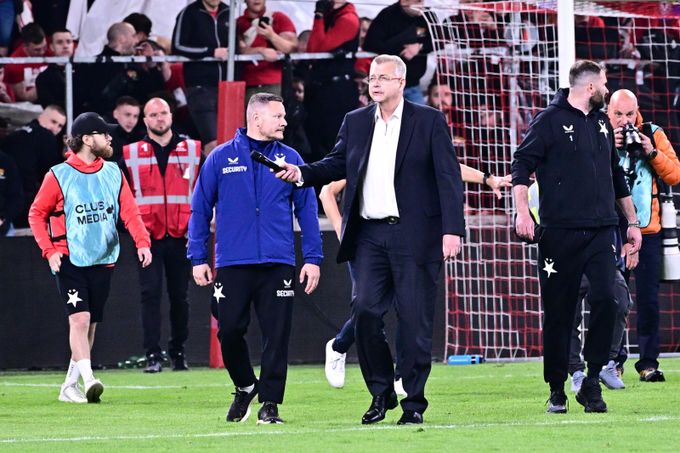 Co se bude dít teď? Derby po vniknutí fanoušků spěje ke kontumaci. Počítá s ní i Tvrdík Co se bude dít teď? Derby po vniknutí fanoušků spěje ke kontumaci. Počítá s ní i Tvrdík