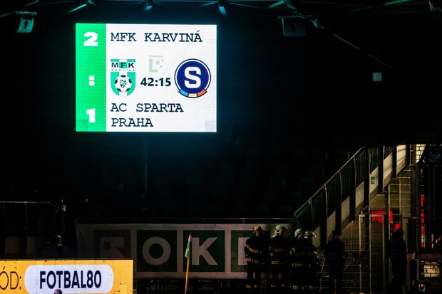 Zápas Karviné se Spartou byl v první půli přerušený kvůli výpadku osvětlení Zápas Karviné se Spartou byl v první půli přerušený kvůli výpadku osvětlení