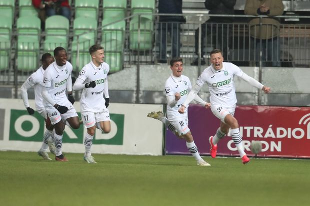 Gólová radost karvinských hráčů Gólová radost karvinských hráčů