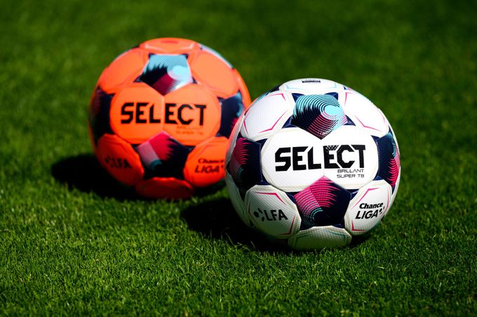 Česká liga ukázala míč pro příští sezonu. Odvážný design i nová smlouva na čtyři roky Česká liga ukázala míč pro příští sezonu. Odvážný design i nová smlouva na čtyři roky