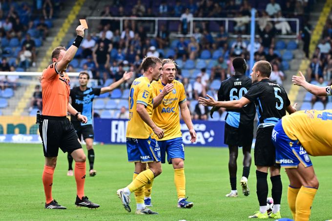 ONLINE: Liberec v problémech, dostal další červenou kartu! Slovácko - Artis 0:0 ONLINE: Liberec v problémech, dostal další červenou kartu! Slovácko - Artis 0:0