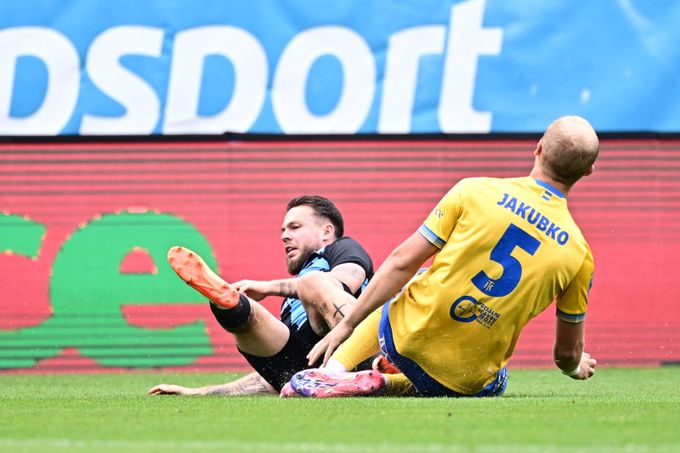 ZLATÁ PÍŠŤALKA: červenou pro Kušeje si Radina obhájí, pak už byl v karetním rauši ZLATÁ PÍŠŤALKA: červenou pro Kušeje si Radina obhájí, pak už byl v karetním rauši