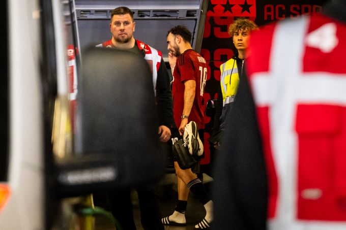 ONLINE po skandálním derby: Jak sparťané opouštěli Eden, Irving se nestihl ani převléct ONLINE po skandálním derby: Jak sparťané opouštěli Eden, Irving se nestihl ani převléct