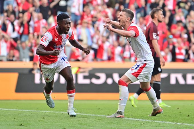ONLINE: Slavia - Sparta 1:1. Vyrovnaný stav trvá, trefili se Oscar a Kuchta ONLINE: Slavia - Sparta 1:1. Vyrovnaný stav trvá, trefili se Oscar a Kuchta