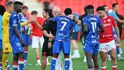 Trenér Artisu Brno Roman Nádvorník slaví s hráči vyhrané utkání
