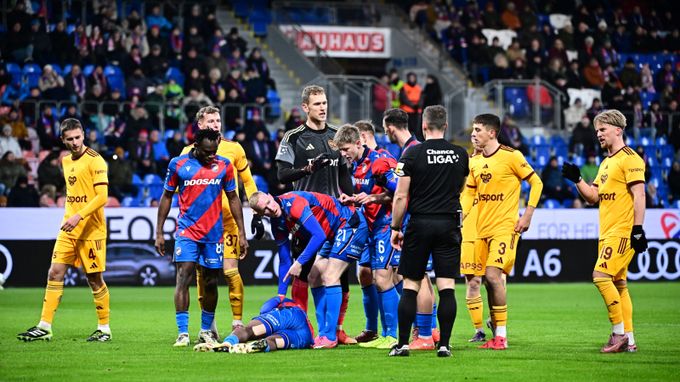 ONLINE: Plzeň - Dukla 0:0. Parádní střelu Červa vyrazil gólman, Viktoria nuceně střídala ONLINE: Plzeň - Dukla 0:0. Parádní střelu Červa vyrazil gólman, Viktoria nuceně střídala