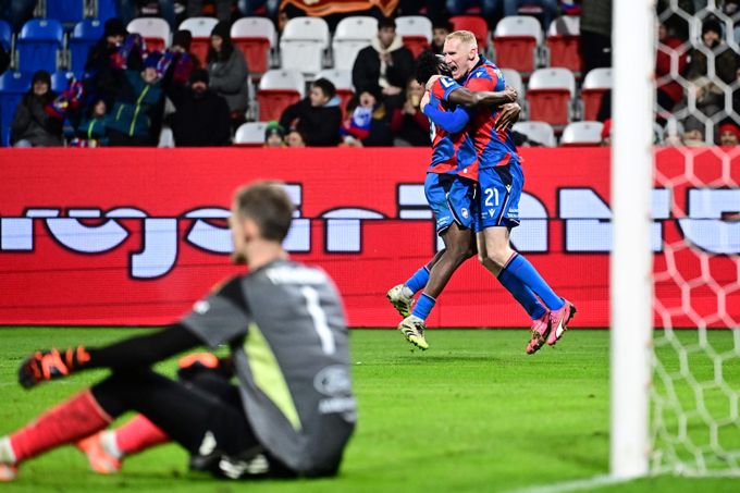 ONLINE: Plzeň - Dukla 2:0. Plzeň zvyšuje vedení, Jemelka uklidil odražený míč ONLINE: Plzeň - Dukla 2:0. Plzeň zvyšuje vedení, Jemelka uklidil odražený míč