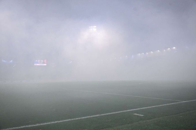 Fanoušci Slavie přerušili šlágr! Dýmovnice zahnaly hráče do šaten, 10 minut se nehrálo Fanoušci Slavie přerušili šlágr! Dýmovnice zahnaly hráče do šaten, 10 minut se nehrálo