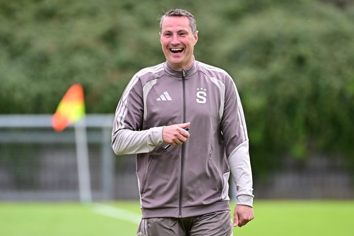 Sparťanský trenér Brian Priske během přípravného zápasu proti Opavě Sparťanský trenér Brian Priske během přípravného zápasu proti Opavě