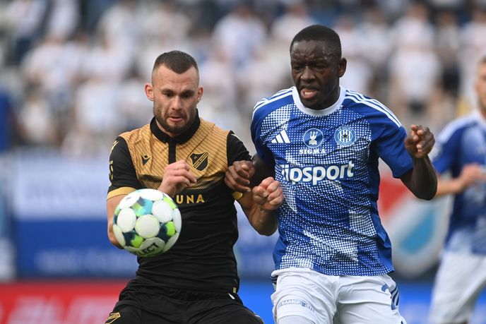 Ostravský útočník Erik Prekop v souboji s Abdoulayem Syllou z Olomouce Ostravský útočník Erik Prekop v souboji s Abdoulayem Syllou z Olomouce