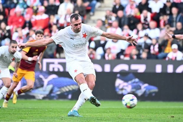 Tomáš Chorý se postavil k pokutovému kopu a poslal Slavii do vedení Tomáš Chorý se postavil k pokutovému kopu a poslal Slavii do vedení