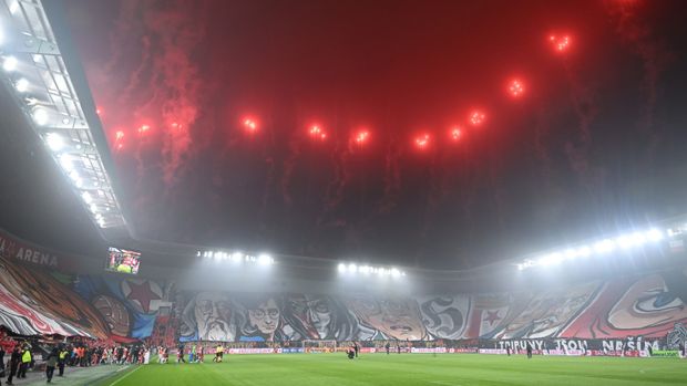 Obří choreografii fanoušků Slavie doplnil i ohňostroj nad Edenem Obří choreografii fanoušků Slavie doplnil i ohňostroj nad Edenem