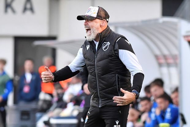 Trenér Baníku Ostrava Pavel Hapal během utkání v Plzni Trenér Baníku Ostrava Pavel Hapal během utkání v Plzni