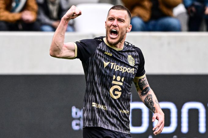 Kladivo na Slavii. Petrášek se vrátil po zranění a straší soupeře při standardkách Kladivo na Slavii. Petrášek se vrátil po zranění a straší soupeře při standardkách