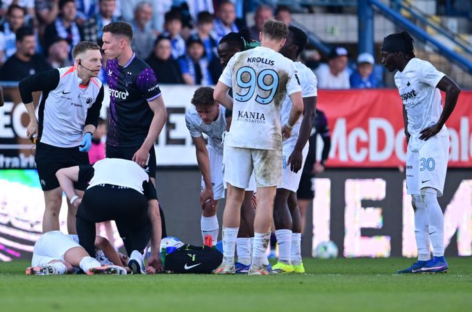 Mosesův loket: hrozí vysoký trest i bez červené karty. Ale o derby nepřijde Mosesův loket: hrozí vysoký trest i bez červené karty. Ale o derby nepřijde