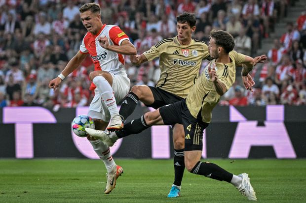 Daniel Fila ze Slavie v souboji s Havlem a Keckeisenem z Českých Budějovic Daniel Fila ze Slavie v souboji s Havlem a Keckeisenem z Českých Budějovic