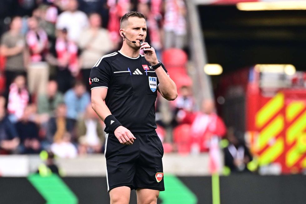 ZLATÁ PÍŠŤALKA: odvážný Všetečka na Slavii neváhal, Černý na Baníku v tom plaval ZLATÁ PÍŠŤALKA: odvážný Všetečka na Slavii neváhal, Černý na Baníku v tom plaval