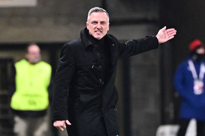 Kozel: Penalta na jedné straně ano, na druhé ne. Douděra jak kdyby dostal pěstí Kozel: Penalta na jedné straně ano, na druhé ne. Douděra jak kdyby dostal pěstí