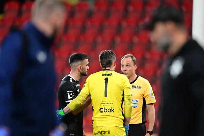Komise rohodčích potvrdila sporný gól Slavie, Aléguého trefa správně neplatila Komise rohodčích potvrdila sporný gól Slavie, Aléguého trefa správně neplatila