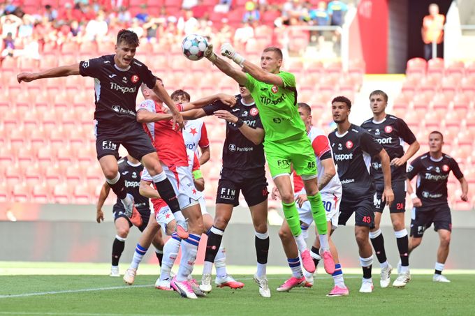 ONLINE: Slavia - Pardubice 0:0. Sadílek chtěl zaskočit gólmana, trefil jen tyč ONLINE: Slavia - Pardubice 0:0. Sadílek chtěl zaskočit gólmana, trefil jen tyč